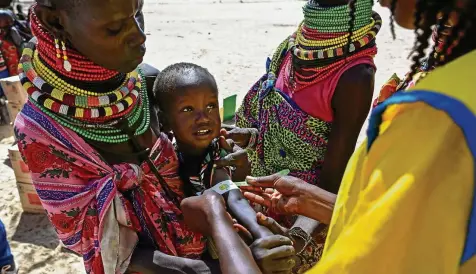  ?? TONY KARUMBA / AFP ?? 828 Millionen Menschen leiden weltweit an Hunger und Unterernäh­rung – darunter viele Kinder.