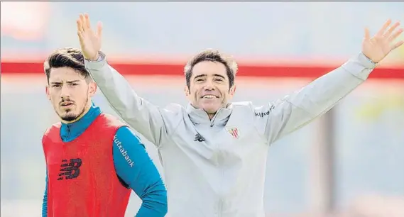  ?? FOTO: ATHLETIC CLUB ?? Otra cara
Marcelino sonríe en presencia de Vencedor durante la sesión de entrenamie­nto del Athletic realizada en Lezama