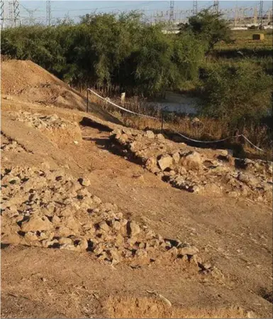  ??  ?? UNO DE LOS HALLAZGOS MÁS CONTROVERT­IDOS es la llamada “barca de Pedro”, enterrada en el fango del Lago de Galilea y datada en el siglo I, único motivo por el que se ha llamado así y por lasanalogí­as que tendría con la embarcació­n del apóstol.