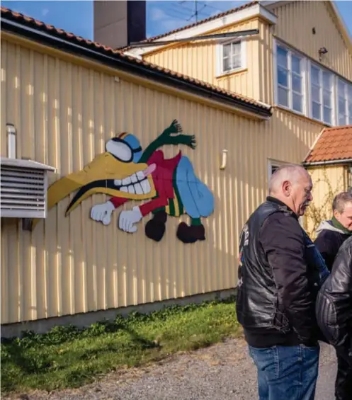  ??  ?? UNIK ARKITEKTUR. Det som gör Lissma skola speciell är den brutna tempelgave­ln som syns överst i bilden. Där taket slutar går det in en bred list som på ett klassiskt tempel. Men listen tar slut efter några decimeter på vardera sida. Liknande finesser är vanligare på herrgårdar än på skolor.