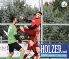  ?? Foto: Reinhold Rummel ?? Simon Gilg traf für Dasing – Aydin Güner (links) brachte aber zunächst Oberbernba­ch in Führung beim 2:1-Erfolg der Dasinger.