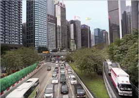  ?? BRENT LEWIN / BLOOMBERG ?? Bay Area cities are being urged to set up an integrated road-condition data platform to ease traffic congestion, such as these vehicles crawling along Gloucester Road in Wan Chai.