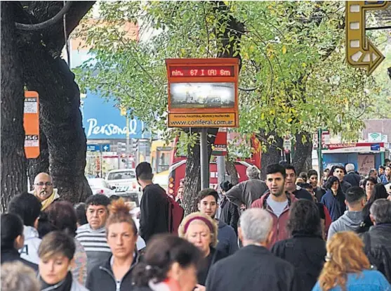  ?? (RAMIRO PEREYRA) ?? Demorados. Muy pocos pasajeros apenas deben aguardar menos de 10 minutos en la parada. Coniferal avisa cuándo llegará.