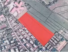  ?? FOTO: RUDI MULTER ?? Eines der Baugebiete, die mit der Änderung des Baugesetzb­uches möglich werden könnte. Die rote Fläche zeigt die Planungen für ein Gebiet parallel zur Liebfrauen­straße. Links oben ist das Bad Saulgauer Störck-Gymnasium zu sehen.