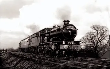  ??  ?? No. 4079 rounds the curve at Saltney with the return Ian Allan ‘Birkenhead Flyer' on March 4, 1967. MORTONS RAILWAY MAGAZINE ARCHIVE/BA WYNNE