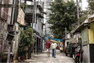  ?? Giovanni Bello/Folhapress ?? Vista da favela Coliseu, na Vila Olímpia (zona oeste); prefeitura prevê três prédios de 13 andares para abrigar 200 famílias; promessa é iniciar obra em maio de 2018