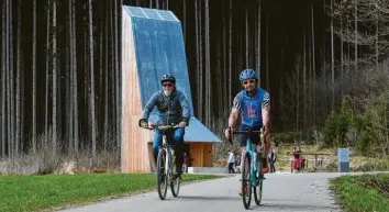  ?? Fotos: Marcus Merk ?? Die Huberkapel­le, eines von sieben modernen Holzbauwer­ken der Denzel‰Stiftung entlang des schwäbisch­en Donau‰Radwegs, lädt zum Verweilen ein. Bernd‰Leo Geier (rechts) und Oliver Reiser haben dort kurz Halt gemacht.