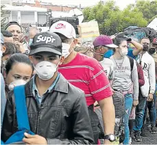  ??  ?? ningún Viajero Puede Pasar Por las trochas, el que trae maletas lo devuelven y lo obligan a esperar en el puente su turno para acogerse al protocolo de prevención.