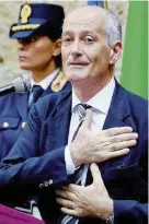  ?? Ansa ?? Il governator­e Vincenzo De Luca e il capo della polizia Franco Gabrielli