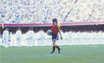  ?? ?? Víctor Puente, gran protagonis­ta de la ceremonia del Camp Nou, con el balón que escondía una paloma