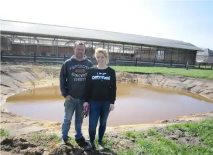  ?? FOTO KMA ?? Melkveehou­ders Wim en Wendy voor hun versgegrav­en buffelvijv­er. Tijd voor een poolparty!