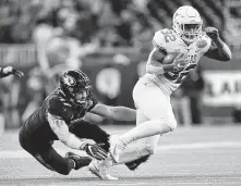  ?? Elizabeth Conley / Houston Chronicle ?? Sophomore Daniel Young, right, will try to lead the charge for a UT ground game that now has depth following a down year.