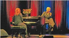  ?? FOTO: CLAUDIA STECKELER ?? Katie Freudensch­uss und Gerburg Jahnke beim gemeinsame­n Abschlusss­ong über Angela Merkel.