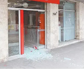  ??  ?? Na ação em São Cristóvão, o bando explodiu a porta do banco