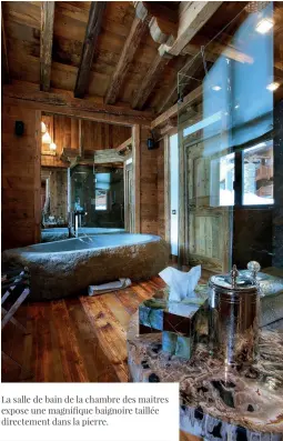  ?? ?? La salle de bain de la chambre des maitres expose une magnifique baignoire taillée directemen­t dans la pierre.