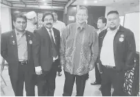  ??  ?? BERSATU: Achau (kiri) bergambar dengan Naib Presiden PAS Datuk Iskandar Abdul Samad. Turut kelihatan dua wakil DPHH.