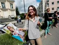  ??  ?? Employant 60 personnes dans son vignoble, Miren de Lorgeril est candidate LR dans l’Aude (en haut). Tandis que Raphaëlle Martinez, associée dans une entreprise de technologi­es de l’éducation, tracte pour La France insoumise dans le Val-de-Marne.