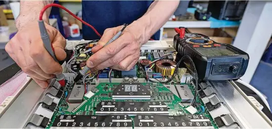  ?? Foto: dpa ?? Ein Servicetec­hniker der HSC Home Electronic Service Center GmbH in Leipzig repariert ein Ceranfeld. Der Betrieb beteiligt sich am Programm für den Reparaturb­onus.