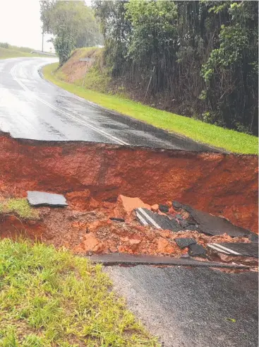  ?? Picture: ANNA ROGERS ?? WASHED OUT: The road which collapsed at Sandy Creek on Mount Peter Rd.