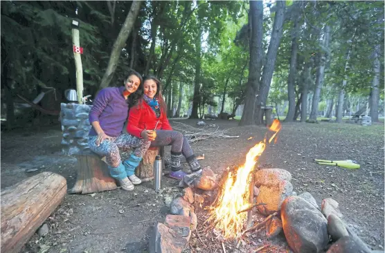  ?? Emiliano lasalvia / env. espec. ?? Jazmín Dicovsky y Florencia Johnston en el camping local, en una escala de un largo recorrido por la Patagonia