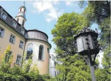  ?? ARCHIVFOTO: JASMIN AMEND ?? Zwei Taubenhäus­er stehen am Ravensburg­er Altstadtra­nd, eines davon neben dem Bruderhaus (Foto). Der Tierschutz­verein kümmert sich um die Säuberung.