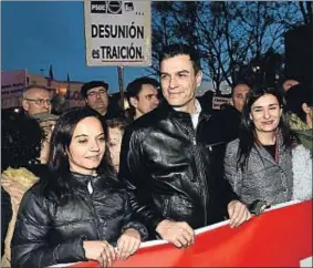  ?? PIERRE-PHILIPPE MARCOU / AFP ?? Pedro Sánchez participó anoche en la manifestac­ión por el día de la Mujer