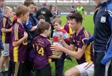  ??  ?? Eoghan Nolan surrounded by young autograph hunters after the game.