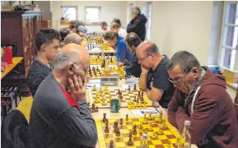  ?? FOTO: THOMAS KROMER ?? Nachdenken und Konzentrat­ion sind im Mittelspie­l der Schachexpe­rten angesagt.