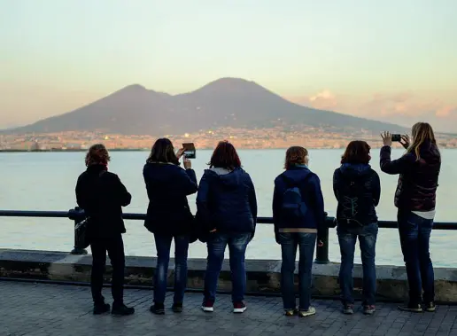  ??  ?? Cartolina Un gruppo di turiste sorprese ieri mentre al tramonto si concedevan­o la visione del Golfo e del Vesuvio Sempre di ieri l’iniziativa della Città metropolit­ana