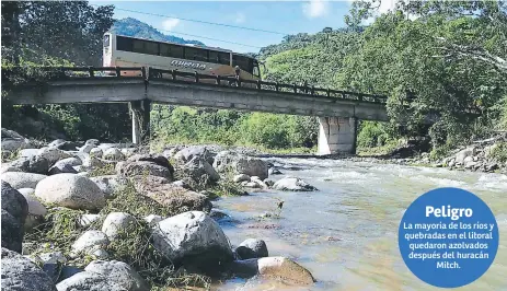  ?? FOTOS: SAMUEL ZELAYA ?? DESCUIDO. Los puentes en los ríos Taujica y Pires en Colón han permanecid­o en mal estado desde hace más de cuatro años, su estado es una amenaza.