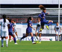  ??  ?? Alejandra Curiel festeja su segundo gol con la playera de las celestes.