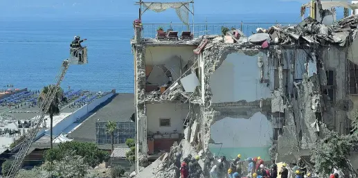  ?? (Ansa) ?? Macerie Ecco cosa rimane dell’edificio di quattro piani crollato all’alba a Torre Annunziata, a poche decine di metri dalla spiaggia