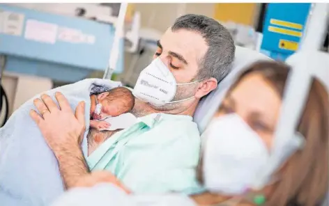  ??  ?? Keranka Ivanova und ihr Mann Miroslaw kuscheln im Krankenhau­s täglich mehrere Stunden mit ihren Zwillingen, zwei Frühchen.
FOTO: OLIVER DIETZE