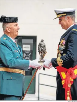  ?? JESÚS MARÍN ?? Jesús Núñez entrega el premio Amigo de la Guardia Civil a la Armada.