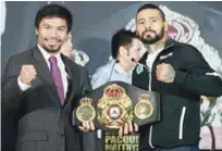  ?? AP ?? El boxeador argentino Lucas Matthysse y el filipino Manny Pacquiao posan para los fotógrafos durante una rueda de prensa en Kuala Lumpur (Malasia) este jueves.