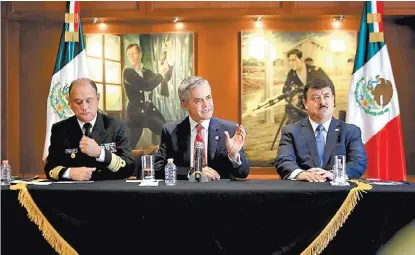  ?? JUAN CARLOS BAUTISTA ?? El vicealmira­nte Benjamín Mar Berman, Miguel Ángel Mancera e Hiram Almeida en conferenci­a de prensa.