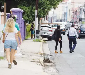  ?? Tonito.zayas@gfrmedia.com ?? DE MAL EN PEOR. Residentes en esta comunidad reafirmaro­n que la ausencia de la Policía ha sido muy evidente, incluso antes del paso del huracán María.