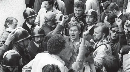  ?? Ansa ?? Studenti in piazza Daniel CohnBendit (al centro, con il pugno alzato) durante una manifestaz­ione fuori dalla Sorbona