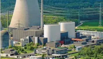  ?? Archivfoto: Ulrich Wagner ?? Atomkraftg­egner wollen, dass die Genehmigun­g des Zwischenla­gers (weißes Gebäude rechts am Bildrand) auf dem Gelände des Atomkraftw­erks Gundremmin­gen widerrufen wird.