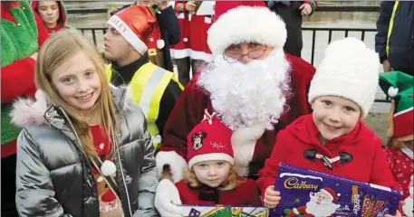  ??  ?? Santa arrives by boat to Rosbercon. Santa with Katelyn, Mikaela and Roisin Furlong from Oldcourt.