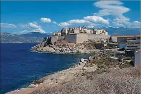  ??  ?? La citadelle de Calvi date du XIIIe siècle quand la Corse était génoise.