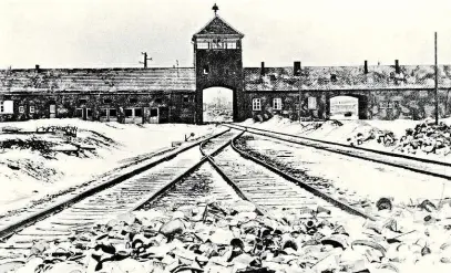  ?? Koncentrač­ního tábora v Osvětimi v lednu 1945, kdy byl tábor osvobozen
FOTO PROFIMEDIA ?? Železniční brána