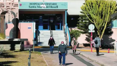  ?? EFE/MARCIAL GUILLÉN ?? Los hospitales presentan una situación crítica con 583 ingresos y 98 pacientes en la UCI