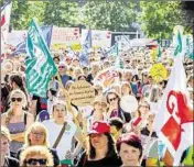  ??  ?? Gestern demonstrie­rten 1 500 Lehrer am Carolaplat­z in Dresden.