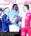  ??  ?? Baloteli, duke lënë fushën e lojës, pas mësymjes