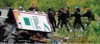  ??  ?? Mehrere Lastwagen sind im Fluss gelandet, als die etwa  Meter hohe Brücke brach. Foto: dpa