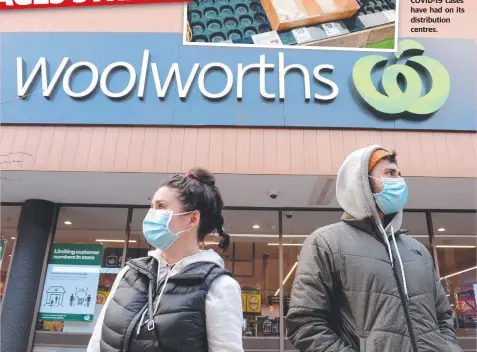  ?? Picture: NCA NEWSWIRE / ANDREW HENSHAW ?? Shoppers outside a Woolworths store in Prahran.
Woolworths shortages in Victoria have been linked to the impact COVID-19 cases have had on its distributi­on centres.