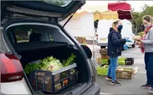  ?? (Photo Y.M.) ?? Les fruits et légumes sont chargés directemen­t dans la voiture.