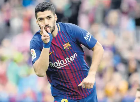  ??  ?? URUGUAYO. Luis Suárez celebra el primer gol del Barcelona sobre Valencia.