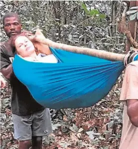  ?? ABC ?? Ashley Judd, en la selva congoleña, durante su rescate